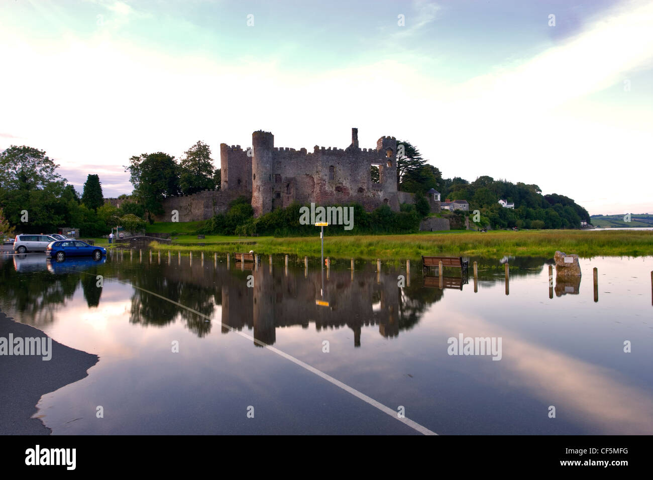 Una vista verso Laugharne Castello e il fiume TAF. Foto Stock