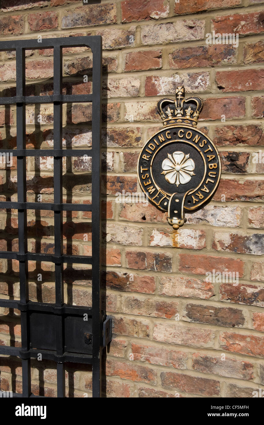 Porta cellulare con il West Riding Constabulary stemma all'entrata di Ripon la prigione e il Museo della polizia in precedenza una casa di c Foto Stock