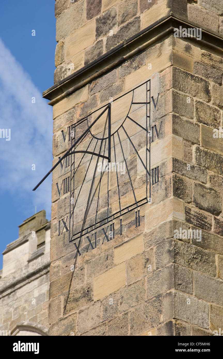 Un sun dial sul transetto sud della cattedrale di Ripon. Foto Stock