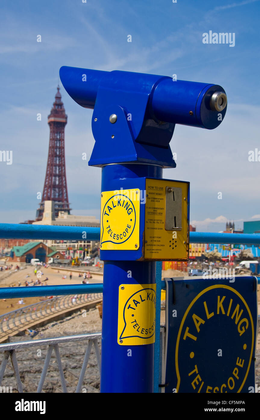 Un telescopio parlante sul lungomare da cui splendide viste della Torre di Blackpool può essere goduto. Foto Stock