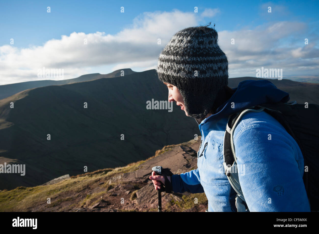 Escursionista femmina con Pen Y Fan in distanza, il Parco Nazionale di Brecon Beacons, Galles Foto Stock