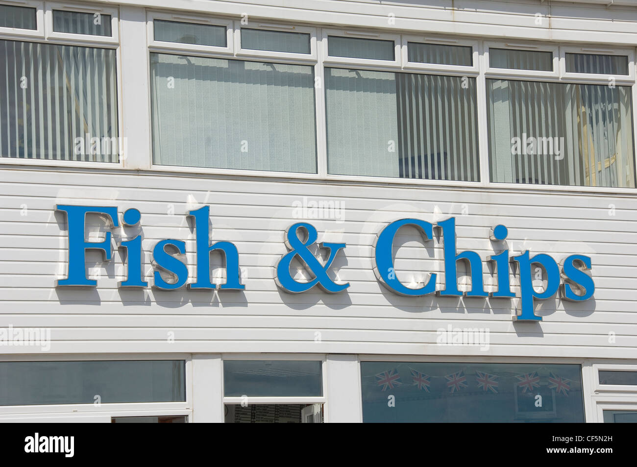 Segno sopra un pesce e chip shop sul lungomare di Bridlington. Foto Stock