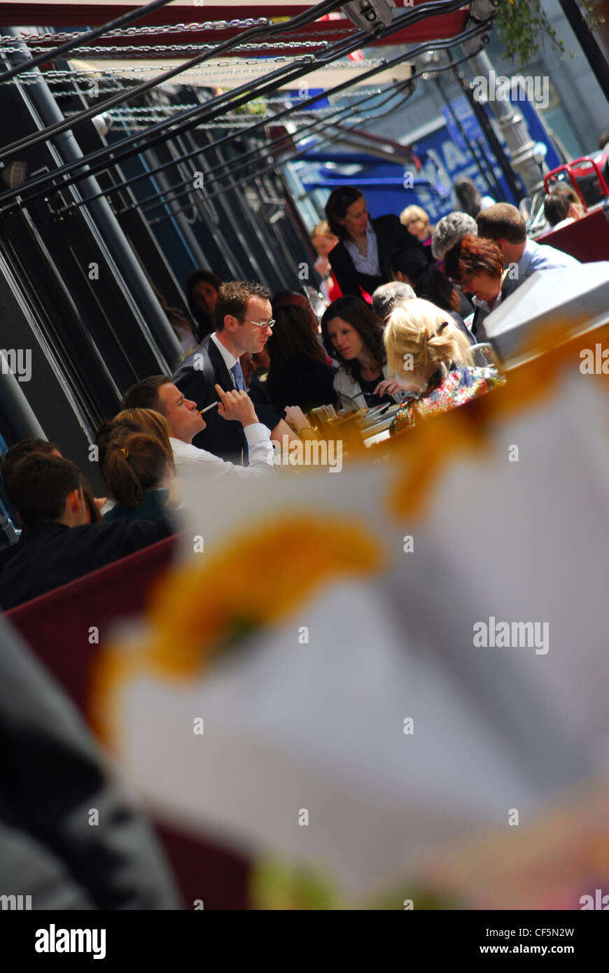 I clienti al di fuori seduta ristoranti a Grafton Street a Dublino. Foto Stock