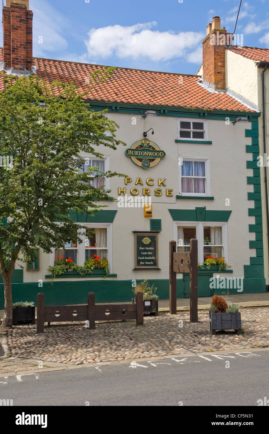 Le scorte e la gogna al di fuori del Pack Horse Inn in luogo di mercato della città vecchia di Bridlington. Foto Stock