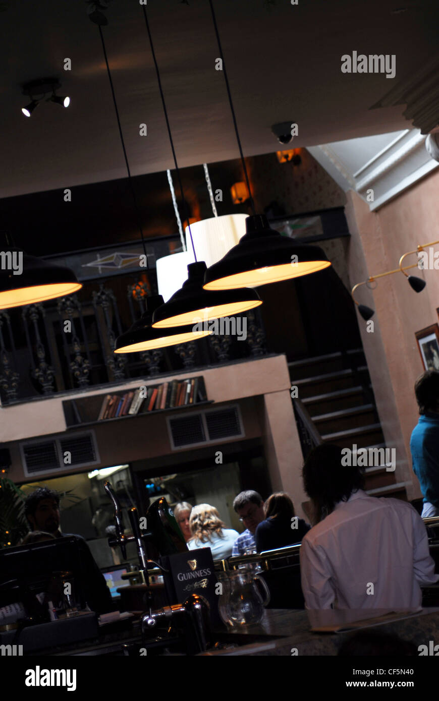 L'interno di una barra a Grafton Street a Dublino. Foto Stock