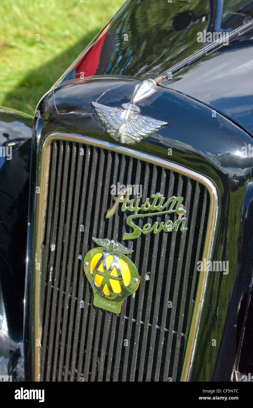 La griglia anteriore del radiatore di un black Austin sette auto d'epoca  sporting un badge di AA Foto stock - Alamy