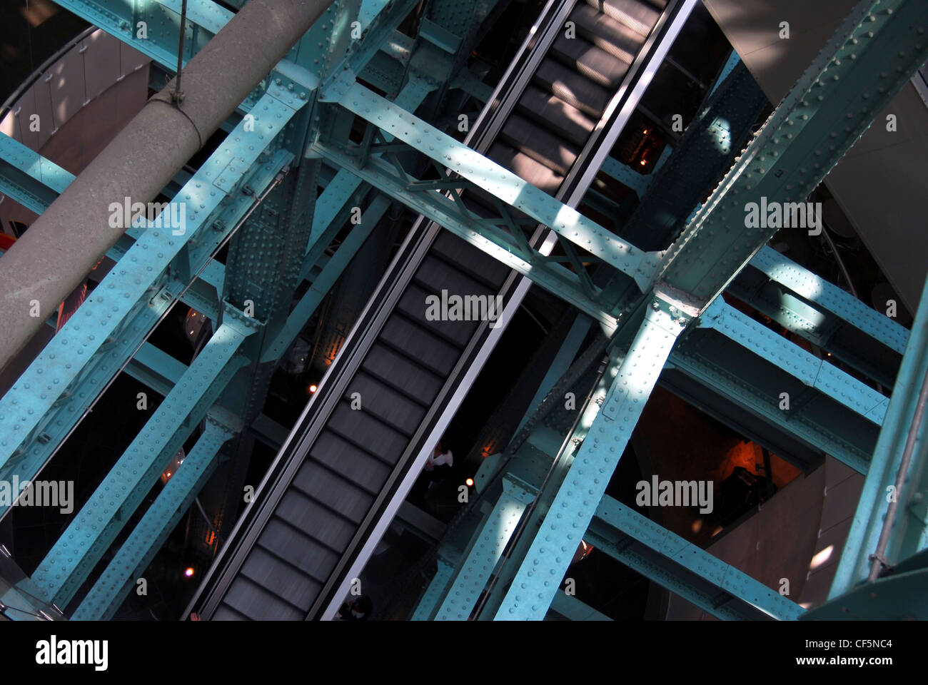 Guardando sopra un escalator alla Guinness Storehouse a Dublino. Foto Stock