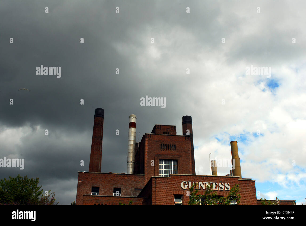 Nuvole scure su La Birreria Guinness a Dublino. Foto Stock