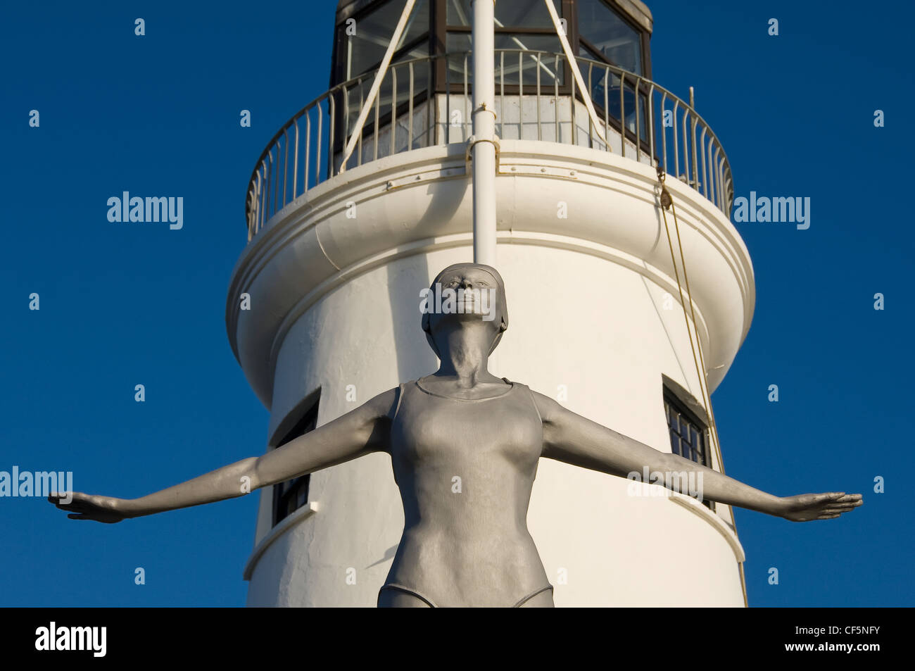 Il Diving belle sculture che rappresentano Scarborough della presente da Craig Knowles accanto a Scarborough faro sul Vincent Pi Foto Stock