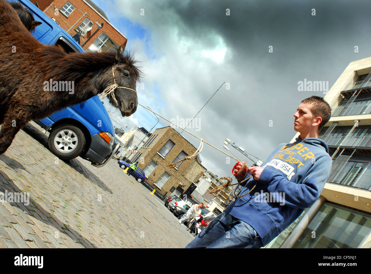 Un venditore tiene il suo pony su una fune a cavallo di Smithfield Market in Dublin. Foto Stock