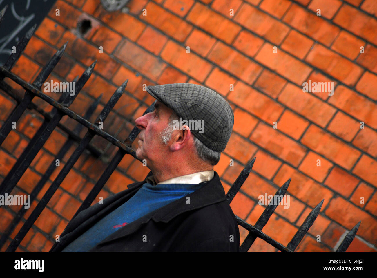Un gentiluomo in un tappo piatto a cavallo di Smithfield Market in Dublin. Foto Stock