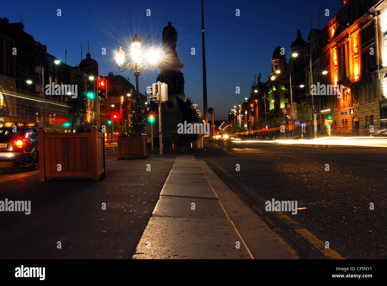 Tempo di notte vista di O'Connell Street a Dublino. Foto Stock