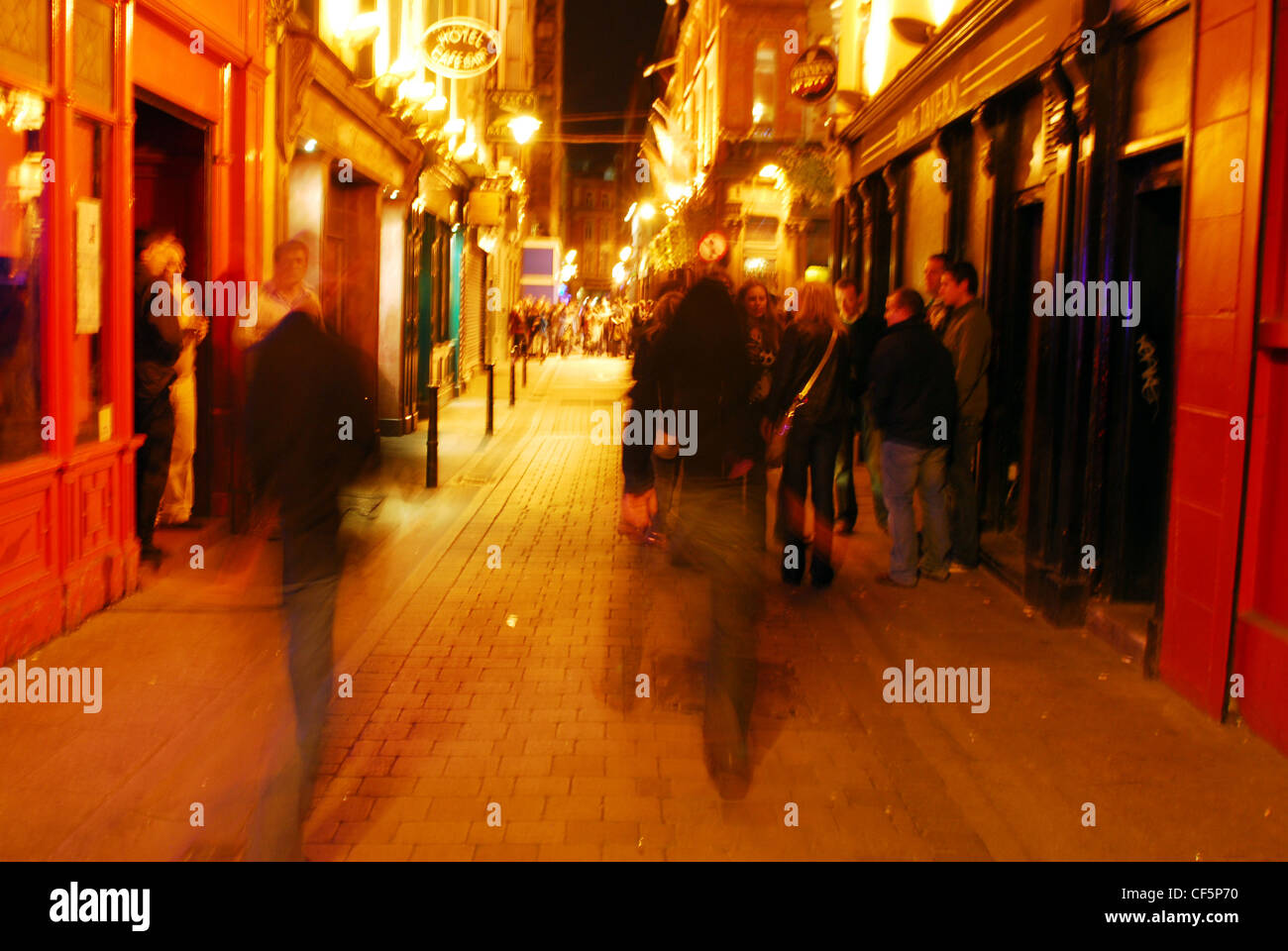 I bevitori di notte nella trafficata area di Temple Bar di Dublino. Foto Stock