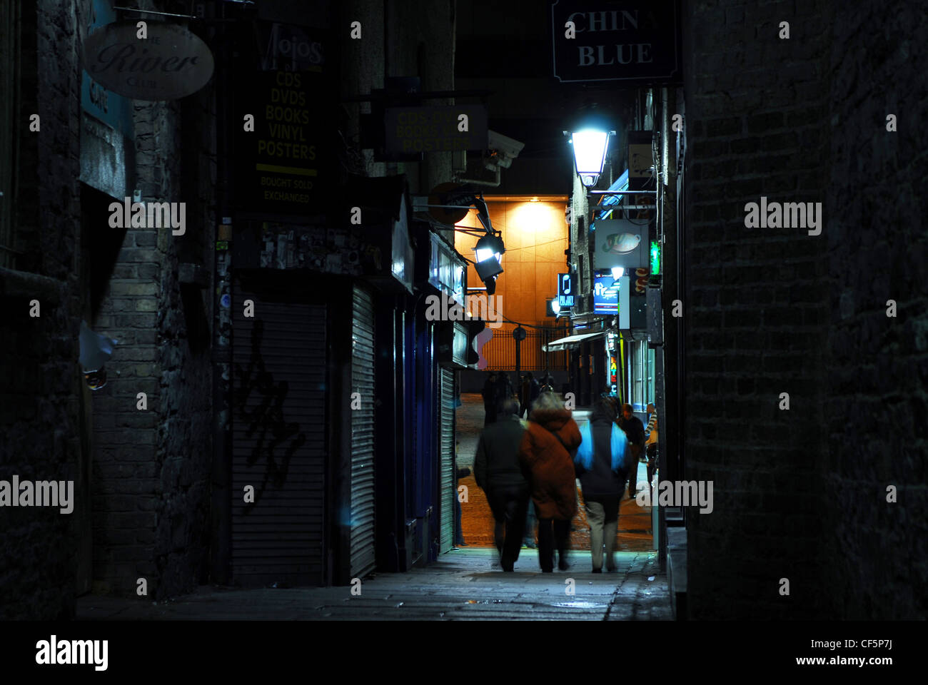 Vista notturna di piccole strade di Temple Bar a Dublino. Foto Stock
