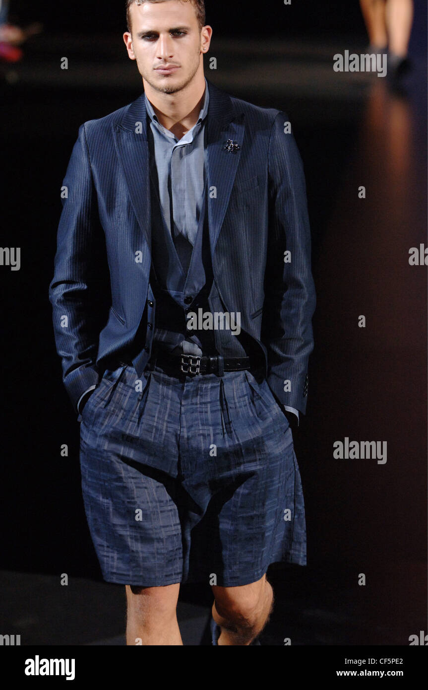 Emporio Armani Milano pronto a indossare abbigliamento Uomo Primavera  Estate bionda modello maschile a piedi giù per la pista che indossa un navy  blue suit Foto stock - Alamy