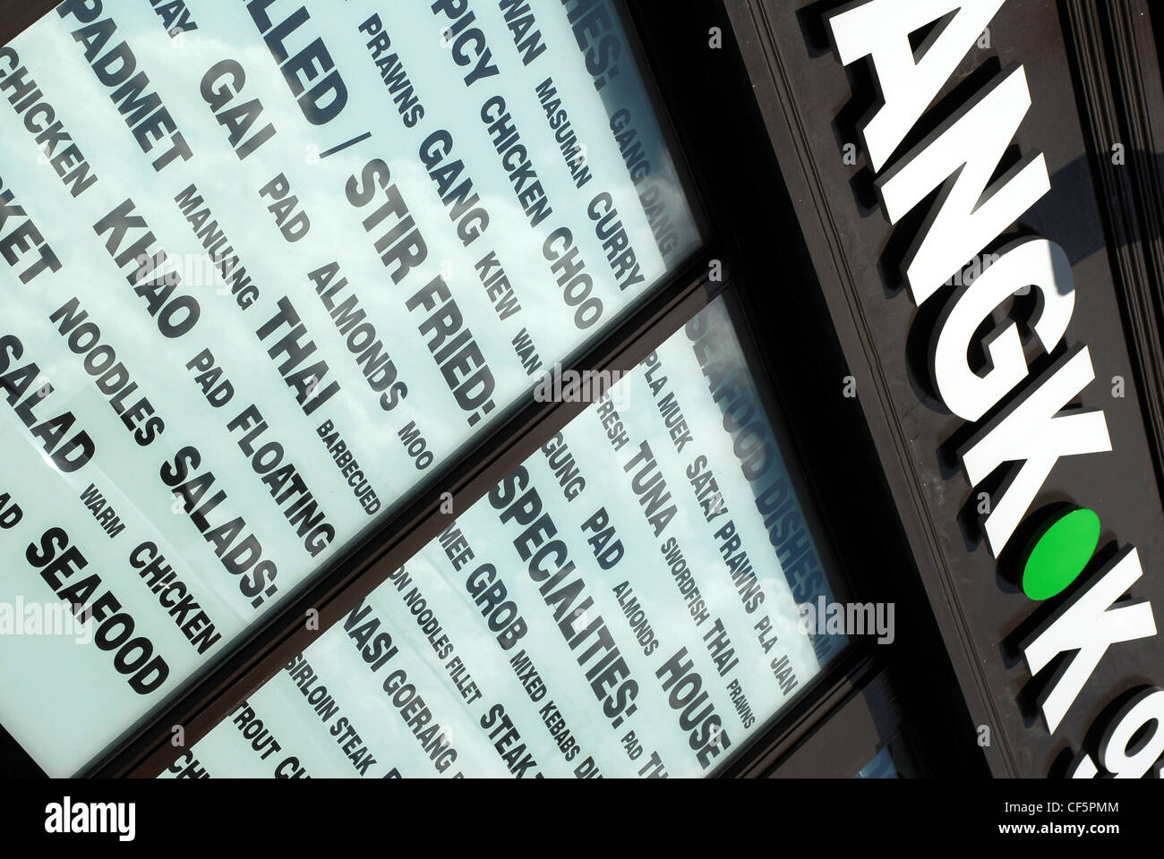 Una chiusura della finestra di un ristorante tailandese in sughero. Foto Stock