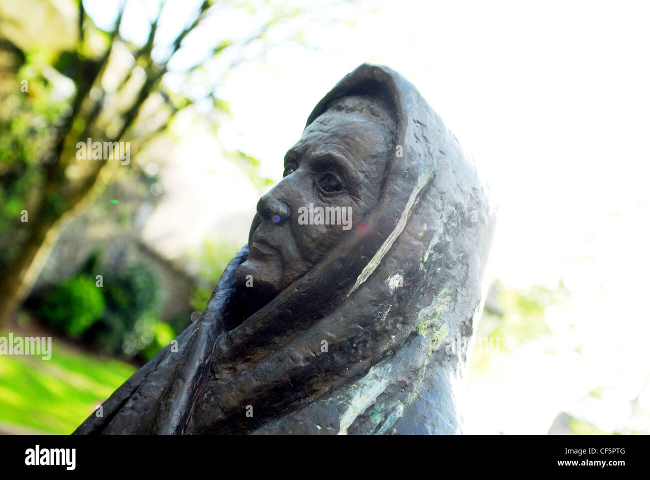 In prossimità di una statua femminile nel centro di Cork. Foto Stock