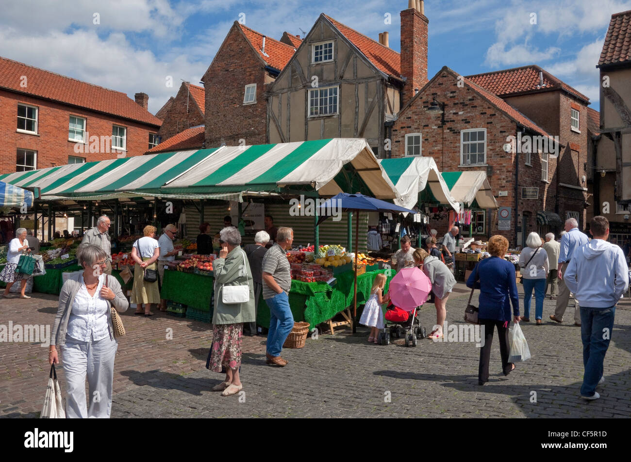 Persone che acquistano da bancarelle del mercato a York mercato all'aperto. Foto Stock