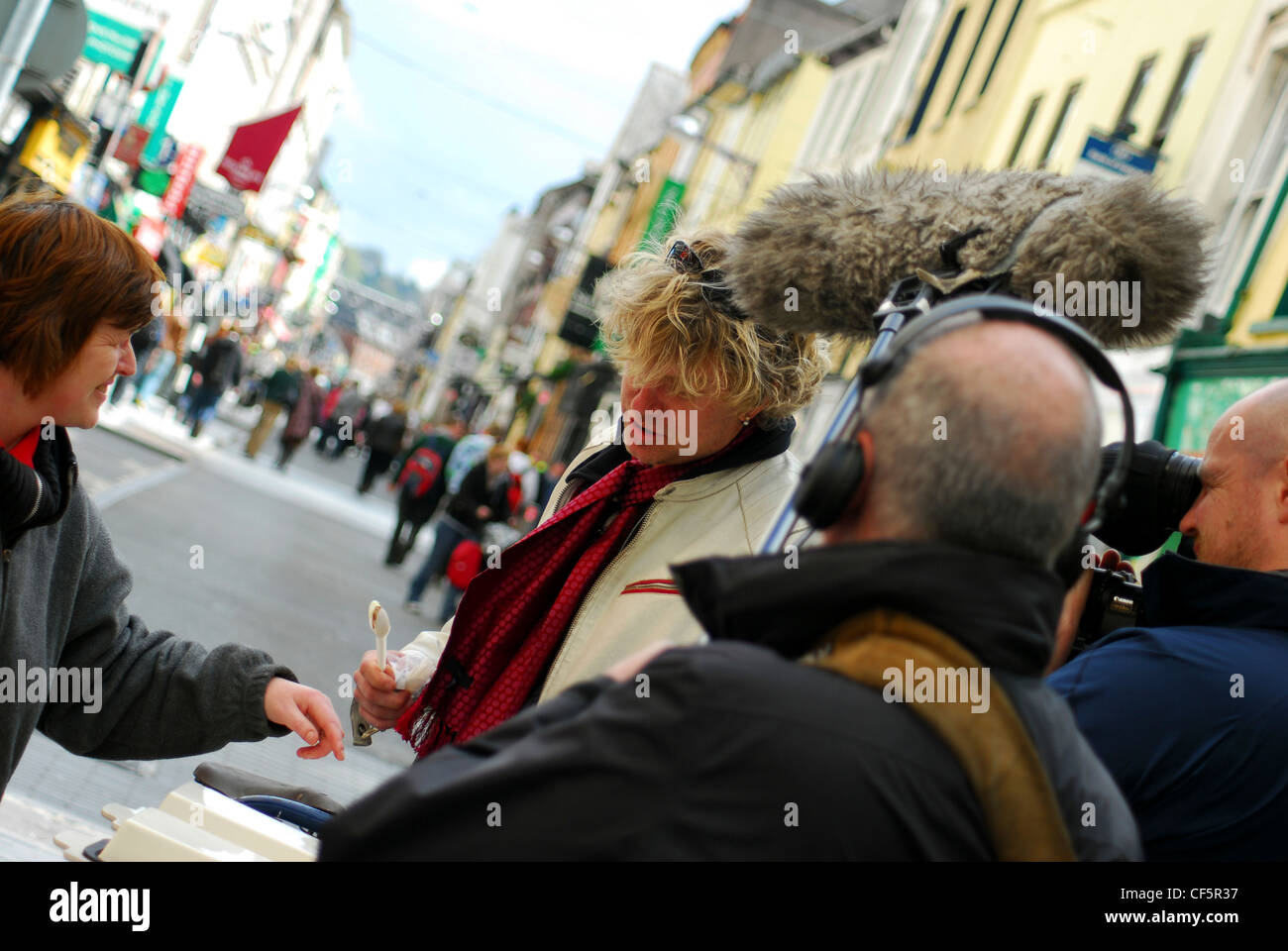 Una donna ha intervistato per la strada di una troupe televisiva in sughero. Foto Stock Una donna ha intervistato per la strada di una troupe televisiva in sughero. Foto Stock