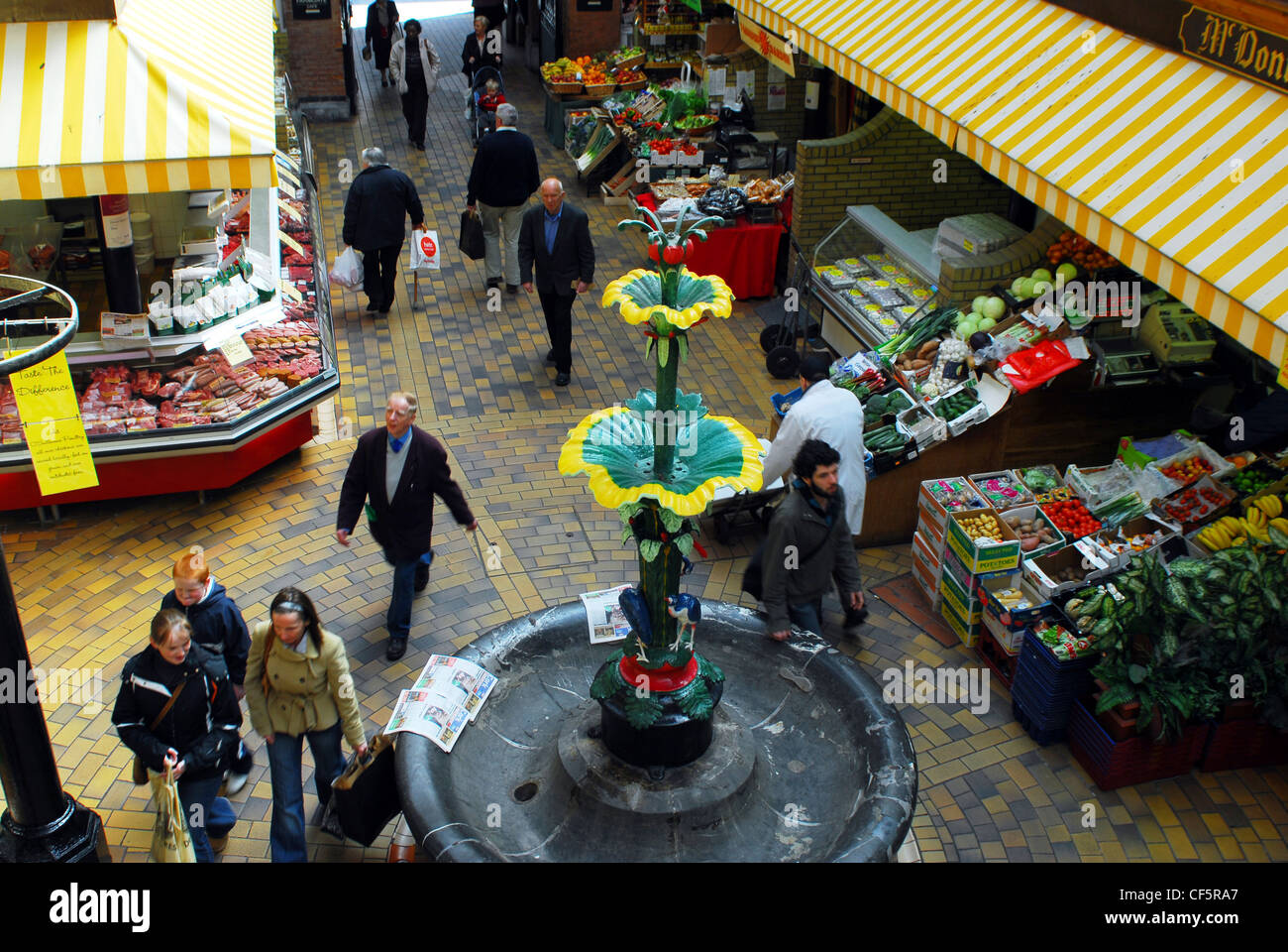 Gli amanti dello shopping al mercato inglese a Cork. Foto Stock