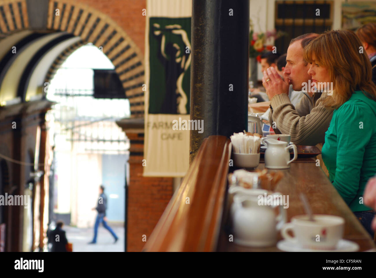 Gli amanti dello shopping al mercato inglese a Cork. Foto Stock