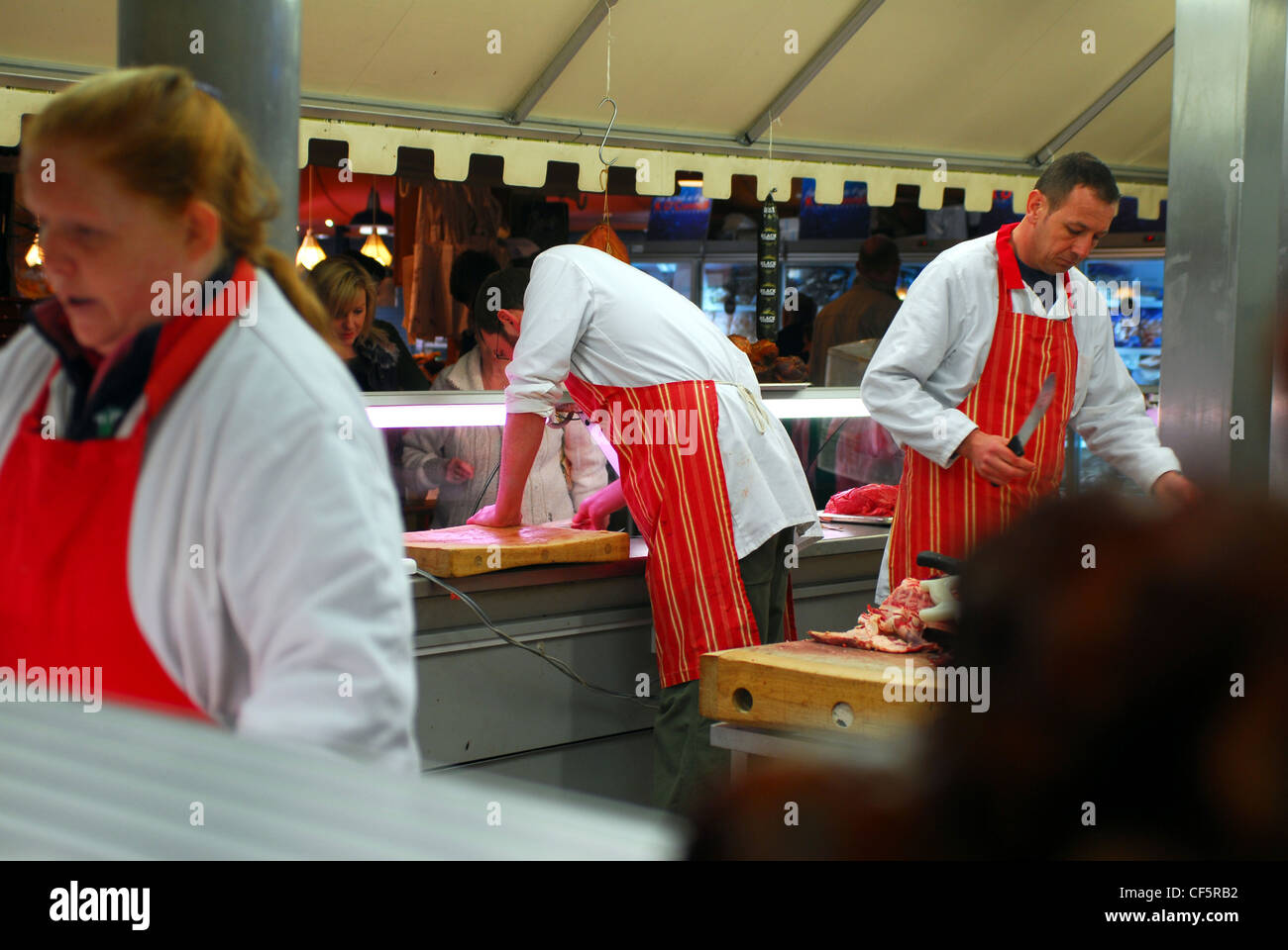 Macellerie al lavoro al mercato inglese a Cork. Foto Stock