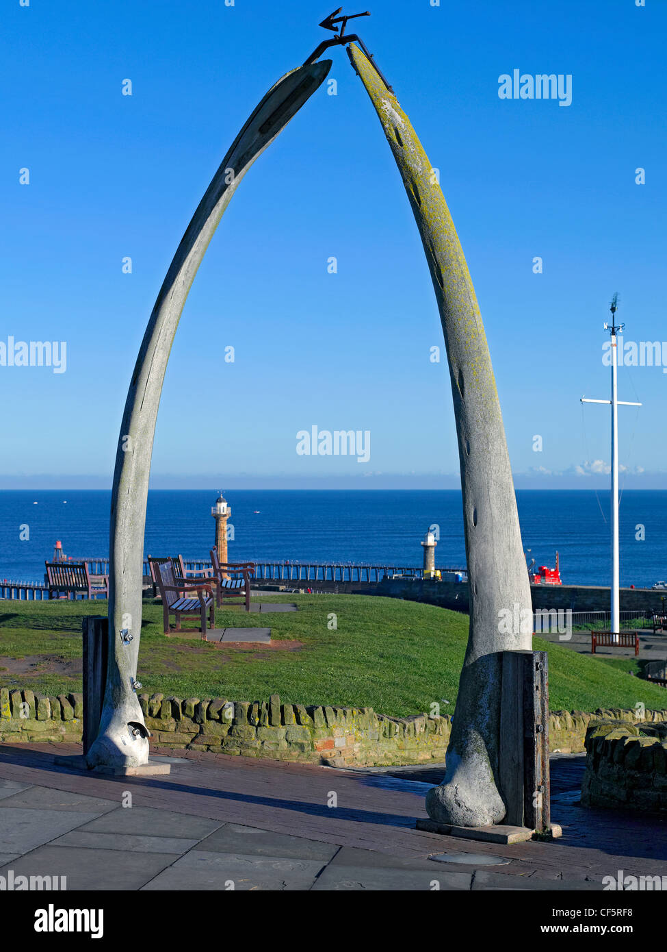 Osso di balena arch a West Cliff commemora la una volta grande industria baleniera. Foto Stock