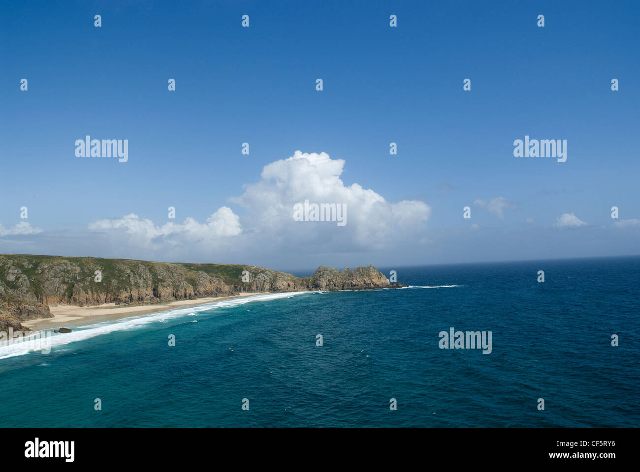 Logan Rock, un bilanciamento rock alla fine del promontorio che forma Porthcurno Bay. Foto Stock