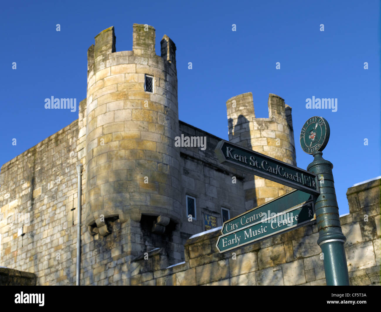 Un cartello esterno Walmgate bar, uno dei quattro principali gateway medievale della città. Foto Stock