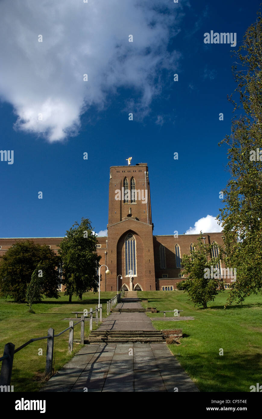 Il lato sud della cattedrale di Guildford, costruito nel 1928 come risultato della diocesi di Winchester essendo divisa in tre sezioni Foto Stock