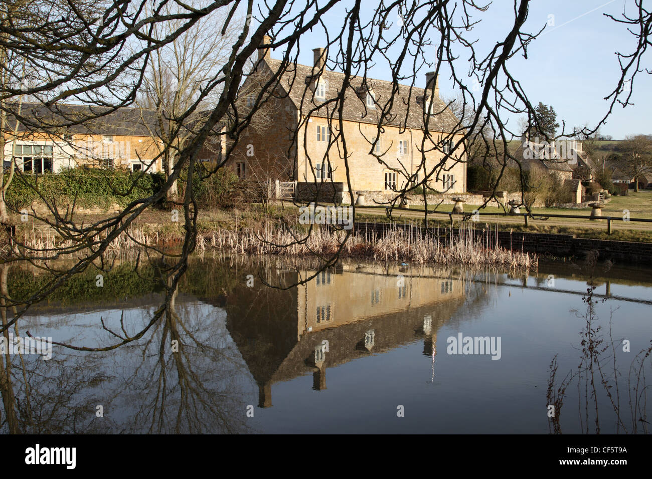 Casa riflessa in un laghetto in Oxfordshire Foto Stock