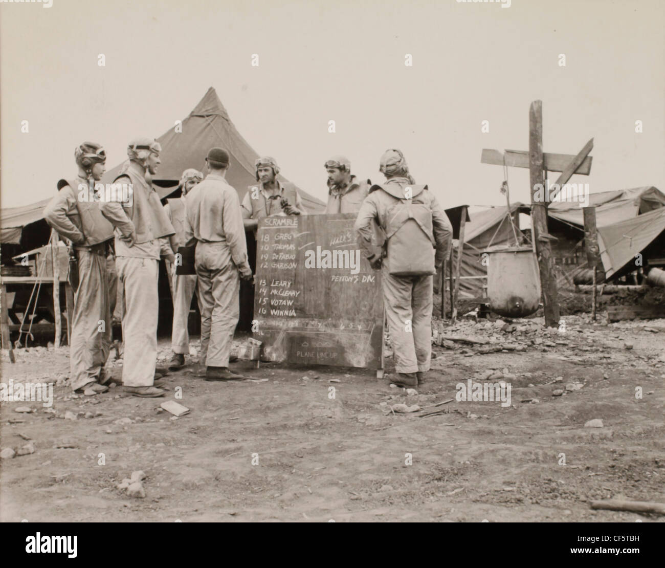 US Marine Corps WWII Pacific Campagna: Al ritorno il funzionario di intelligence controlla fuori i nomi dei piloti. Guadalcanal 1 Foto Stock