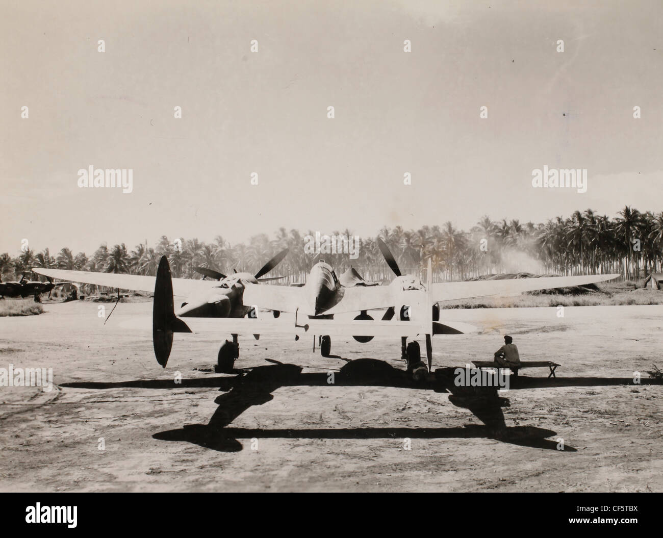 US Marine Corps WWII Pacific Campagna: Lockheed Lightning aveva reso la vita malsana per il giapponese. P-38 fulmine si erge da su Foto Stock