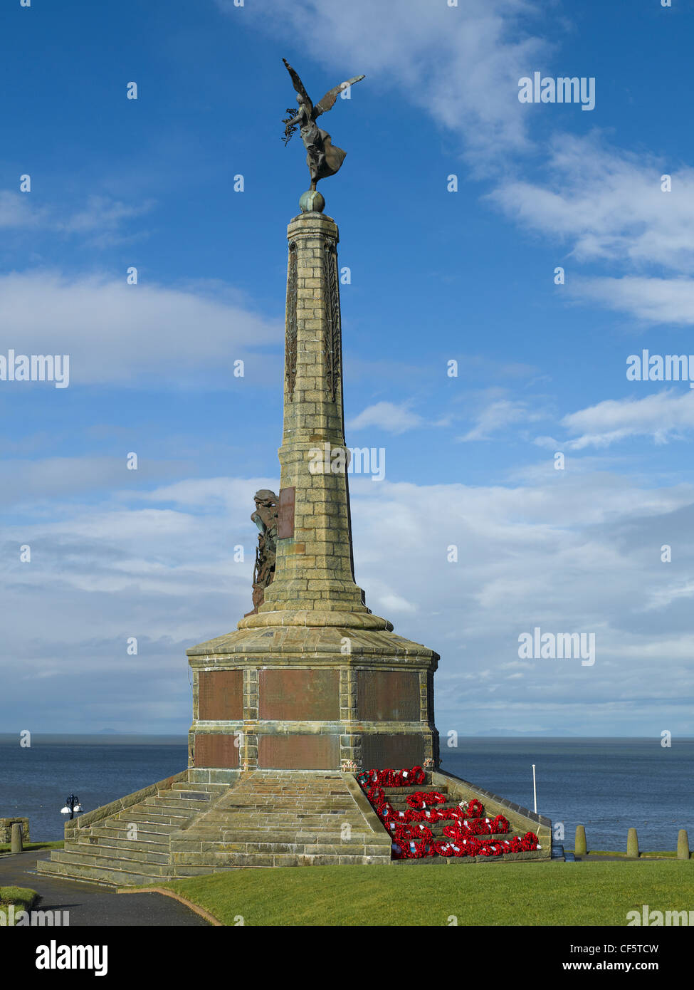 Memoriale di guerra nella motivazione di Aberystwyth Castle rovine. Foto Stock