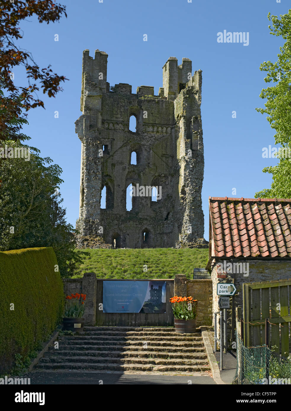Le rovine del Castello di Helmsley (anticamente noto come Hamlake). Foto Stock