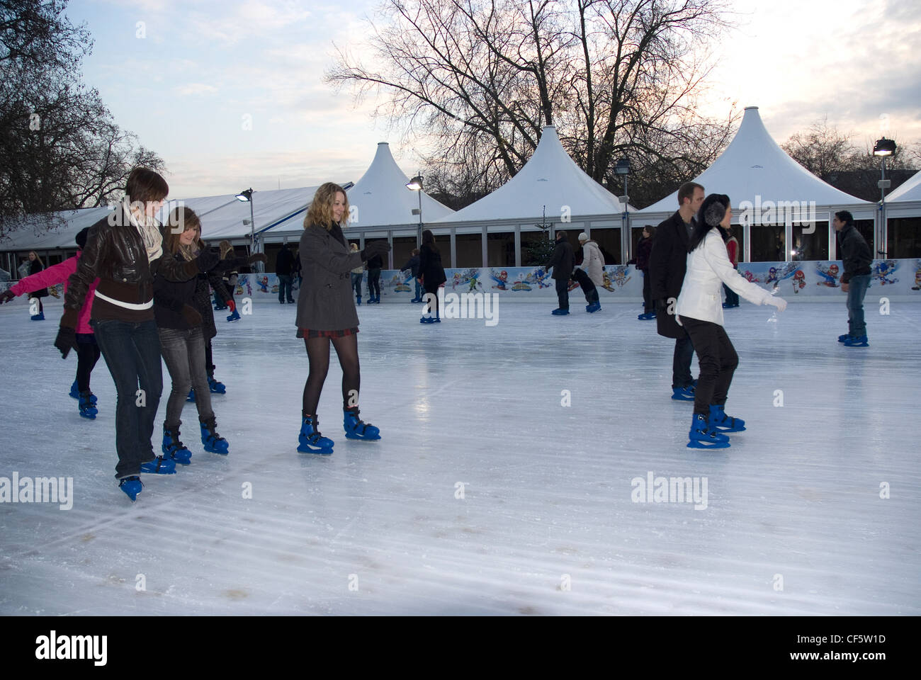 Persone a pattinare sulla pista di ghiaccio al Winter Wonderland di Hyde Park. Foto Stock