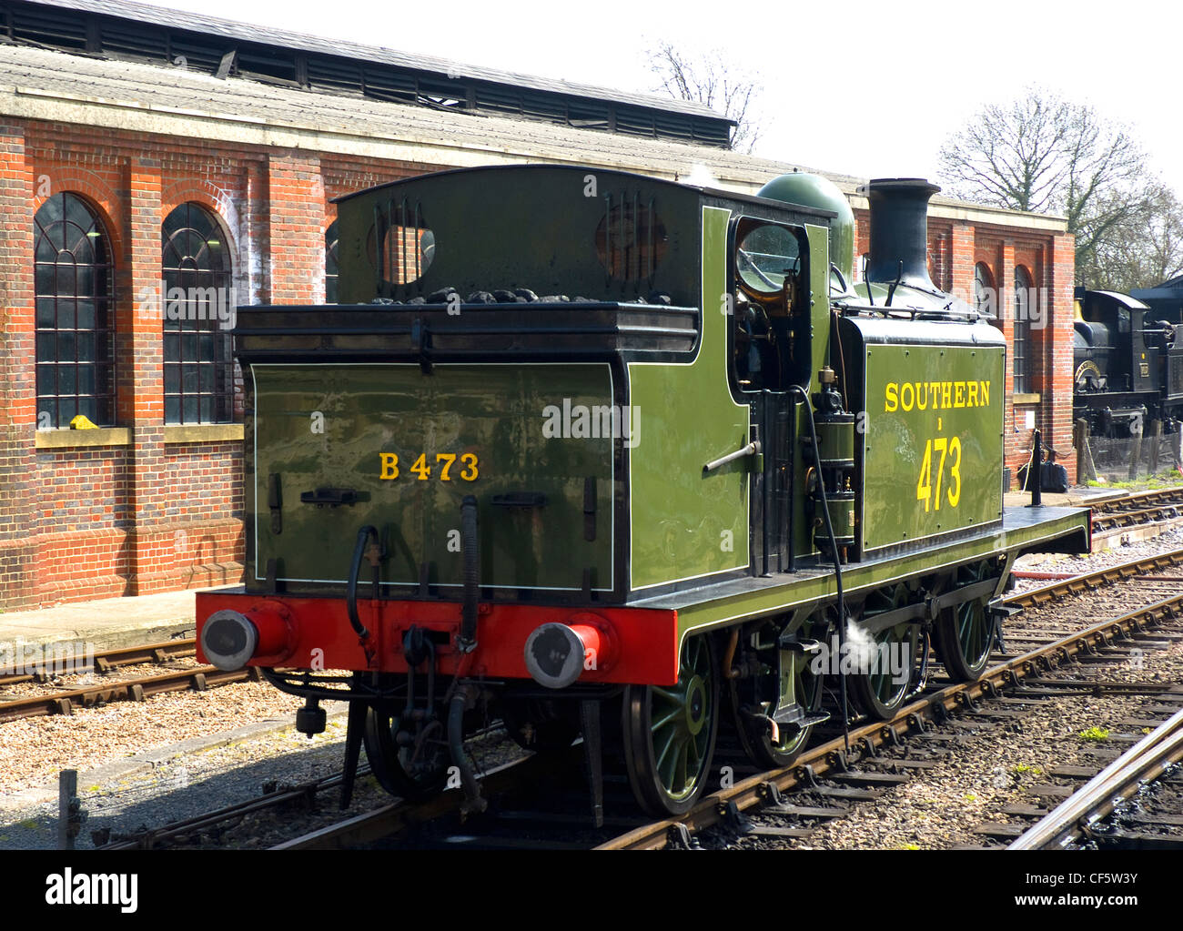 Londra Brighton & South Coast Railway, CLASSE E4 0-6-2T 473, "Birch Grove' locomotiva a vapore a Sheffield Park Station sull'azzurro Foto Stock
