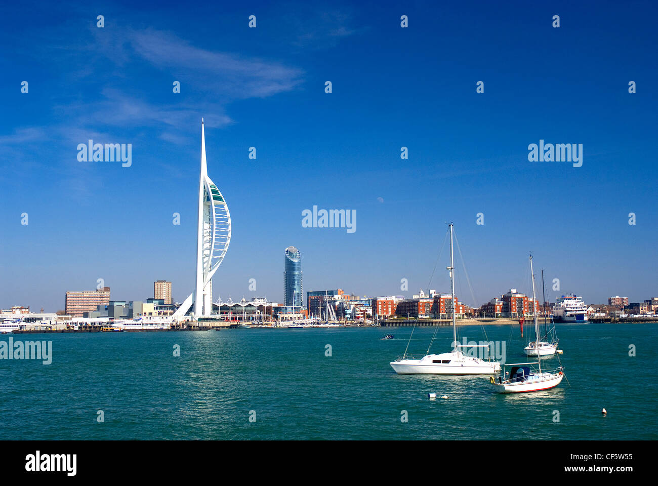 Vista attraverso il porto di Portsmouth verso la 170m alto Spinnaker Tower. Foto Stock