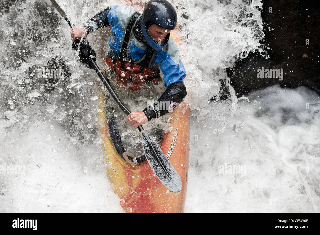 Un kayaker scende una cascata su Homestake Creek al di fuori di Minturn, Colorado. Classe tecnico V whitewater. Foto Stock