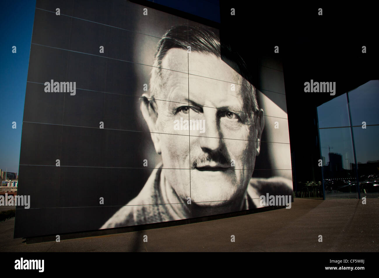 Ritratto di Sir Tyrone Guthrie al Guthrie Theater di Minneapolis, Minnesota Foto Stock