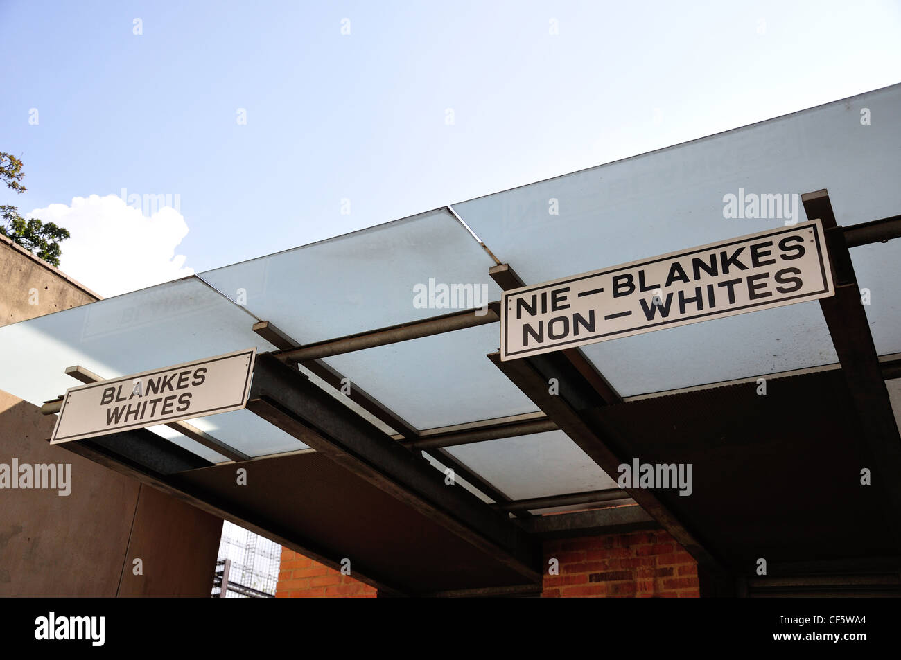 Bianchi e non bianchi ingresso per il Museo dell'Apartheid, Johannesburg, provincia di Gauteng, Repubblica del Sud Africa Foto Stock