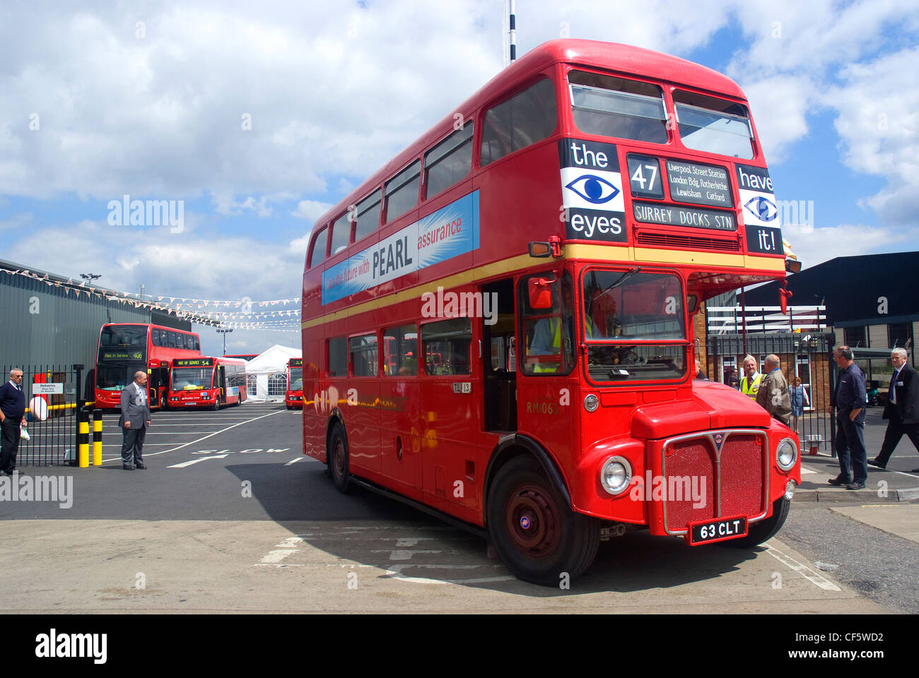 Un rosso autobus Routemaster lasciando Epsom allenatori depot durante il loro novantesimo anniversario open day. Foto Stock