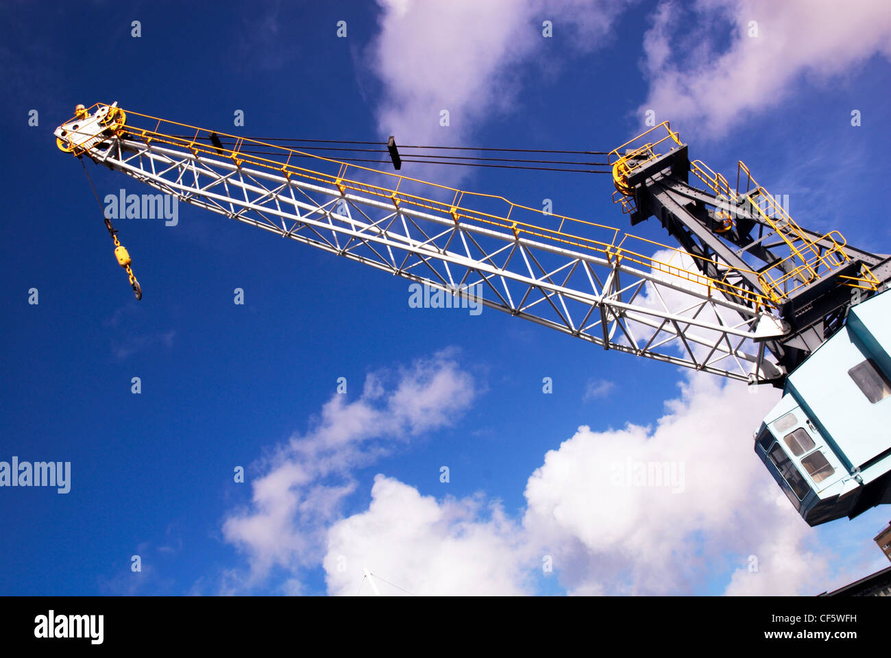 Guardando verso l'alto un vecchio dock gru di cantiere. La gru è stata conservata come una funzione di Gunwharf Quays a Portsmouth. Foto Stock