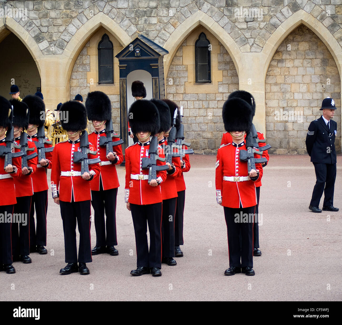 Guardie pronto a marzo durante la giarrettiera annuale cerimonia della Giornata al Castello di Windsor. Foto Stock