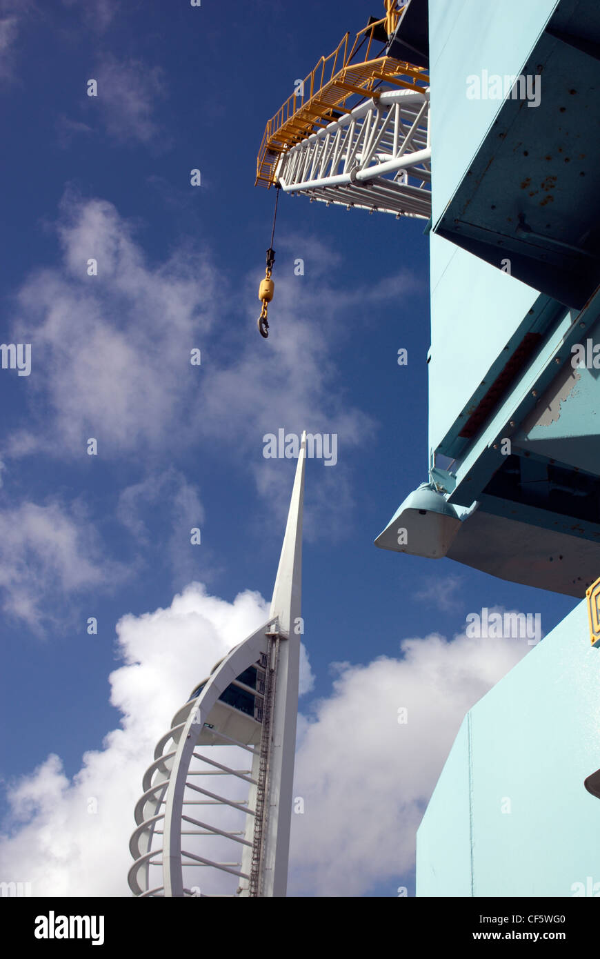 Spinnaker Tower. La torre, ad una altezza di 170 metri (558 piedi) sopra il livello del mare, è 2,5 volte superiore a quella di Nelson's Colonna, maki Foto Stock