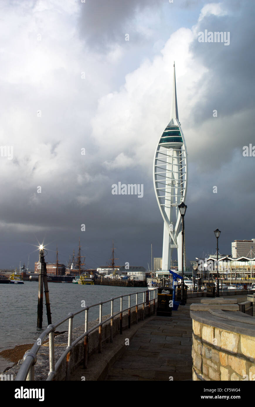 Spinnaker Tower. La torre, ad una altezza di 170 metri (558 piedi) sopra il livello del mare, è 2,5 volte superiore a quella di Nelson's Colonna, maki Foto Stock