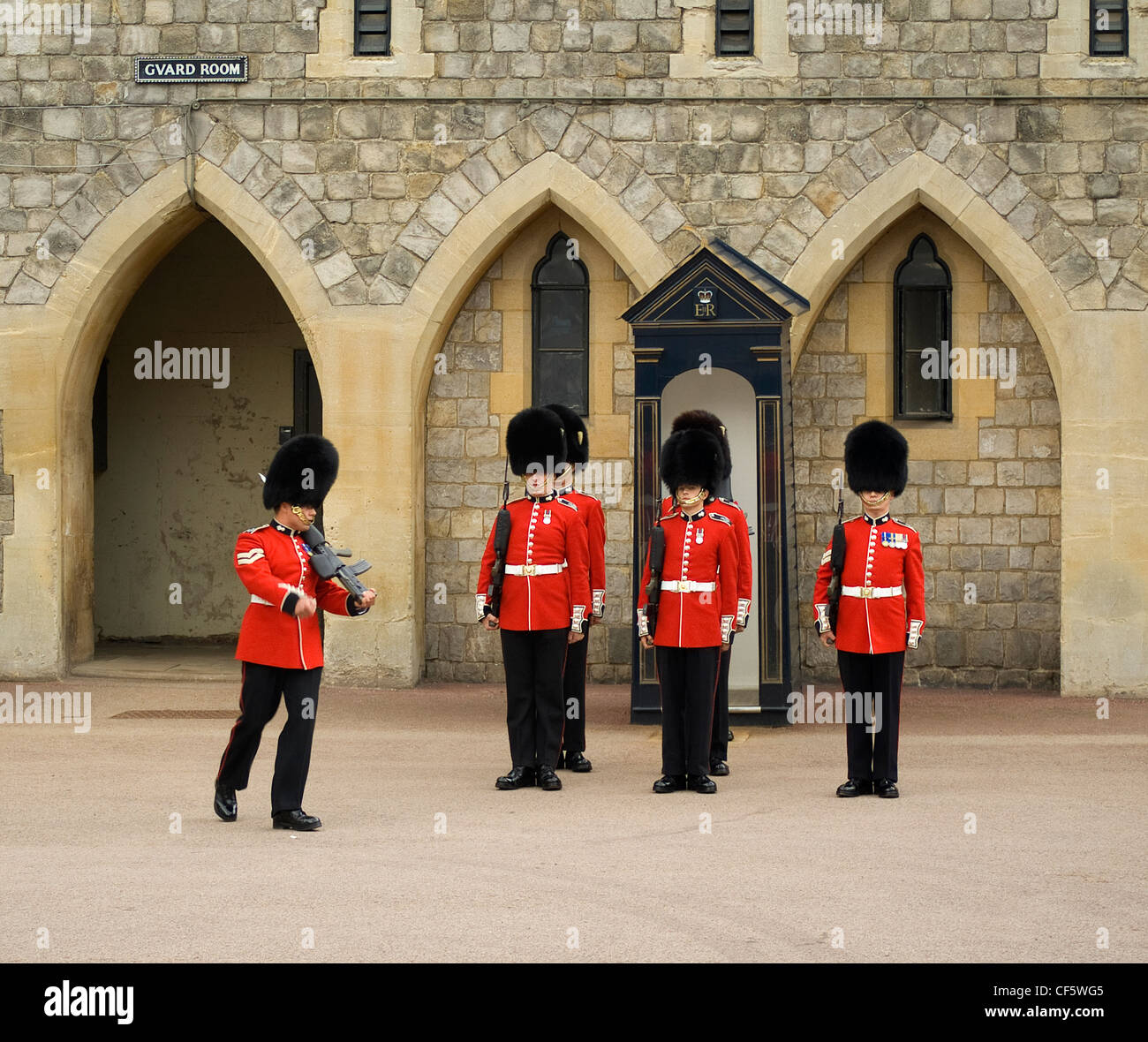 Modifica della guardia al Castello di Windsor durante la giarrettiera Cerimonia della Giornata. Foto Stock
