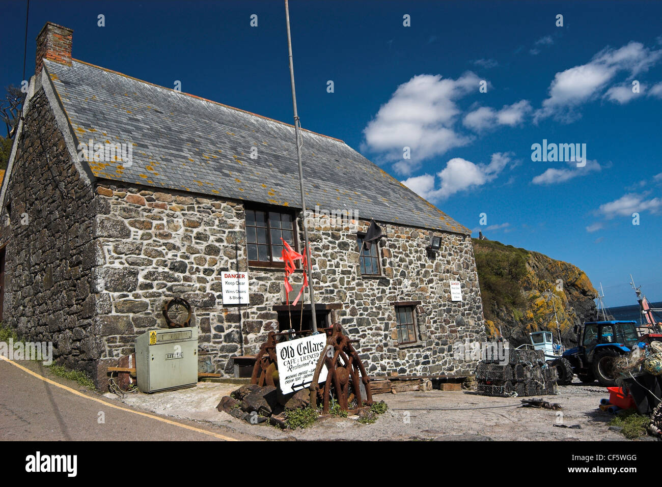 Le antiche cantine del ristorante. Cadgwith è un piccolo villaggio di pescatori sulla costa orientale della penisola di Lizard, appena a nord di Foto Stock