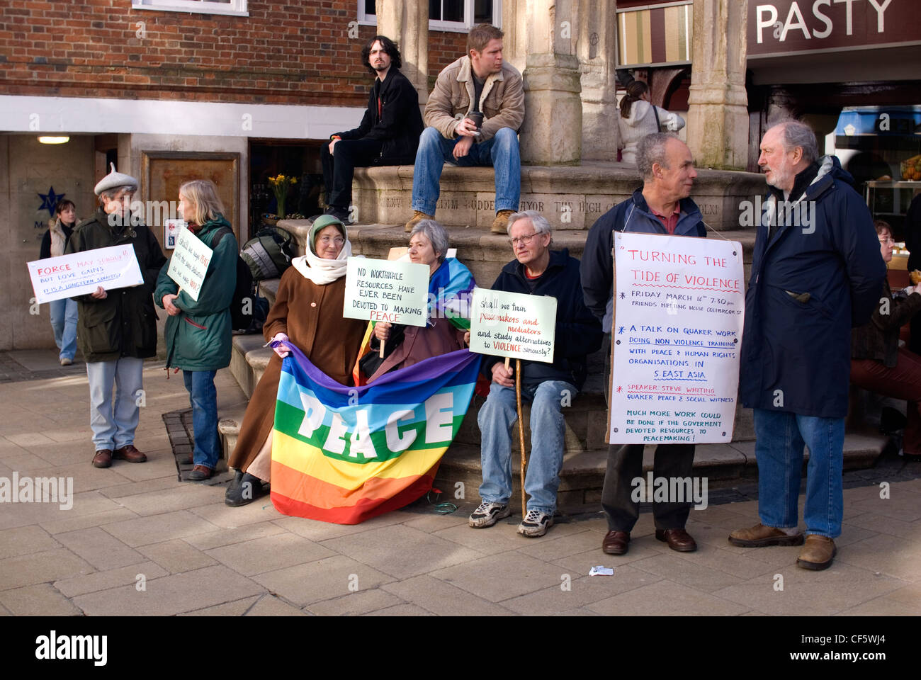 Un gruppo di persone protestano sotto la Croce di burro in Winchester. La protesta è circa il governo è evidente la mancanza di intere Foto Stock
