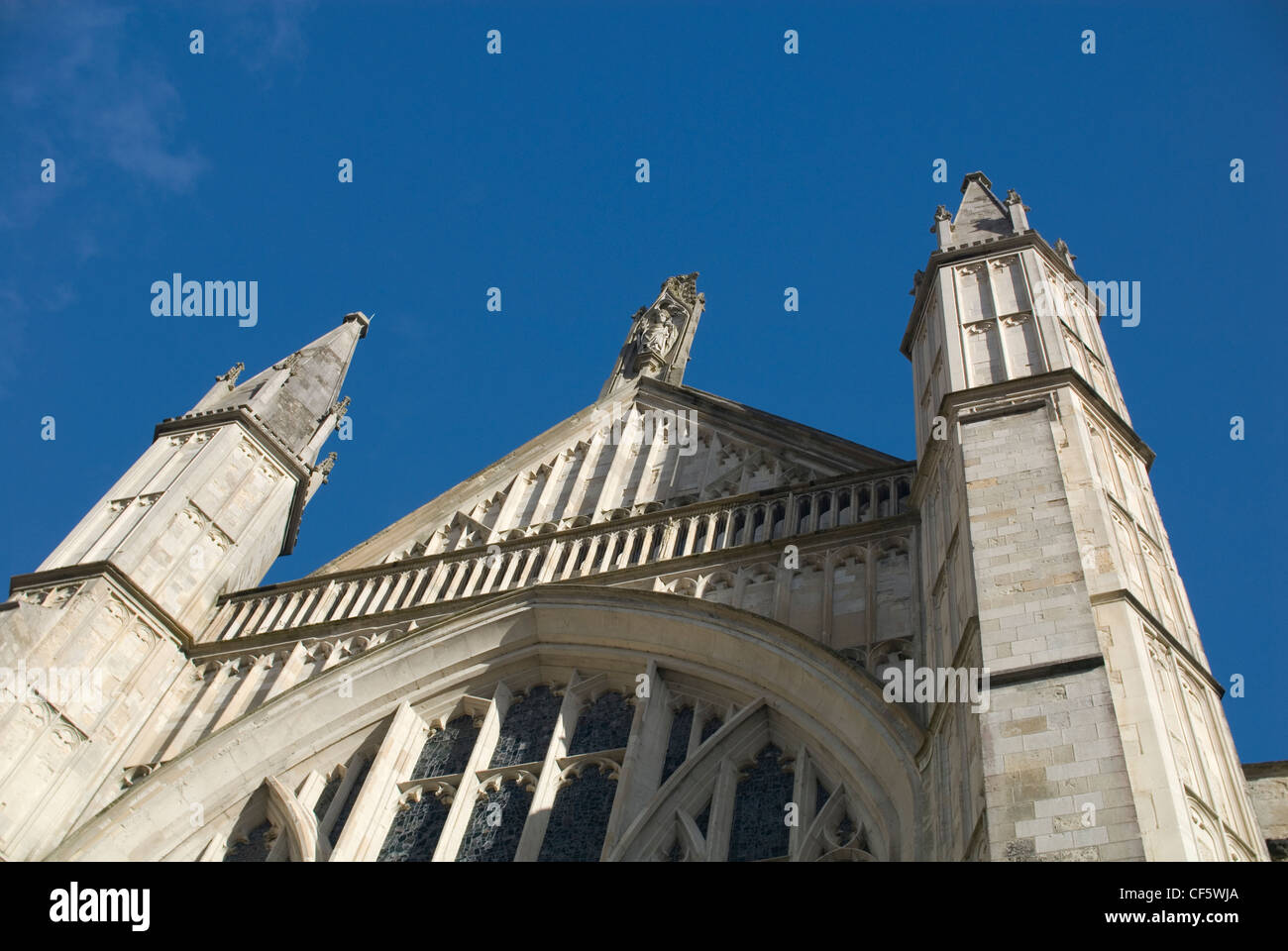 Vista esterna della Cattedrale di Winchester. Iniziata nel 1079 in stile romanico, questa cattedrale è il cuore di Alfred's Wessex Foto Stock